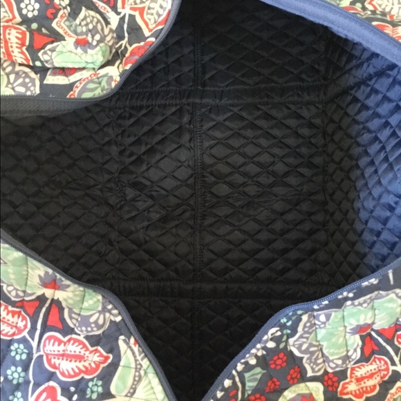 NWT VERA BRADLEY LARGE DUFFEL - Picture 4 of 4